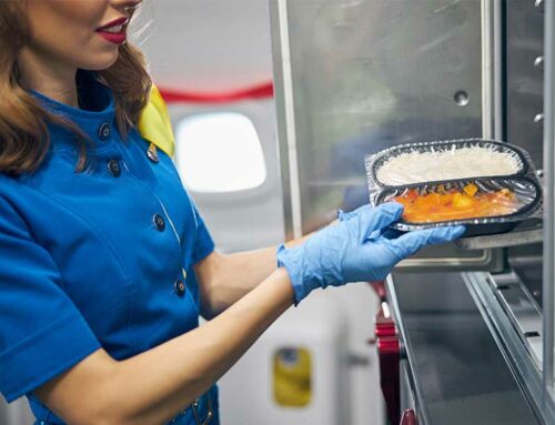 Dans les coulisses de l’aéroport : comment se déroule le contrôle de qualité des aliments servis à bord