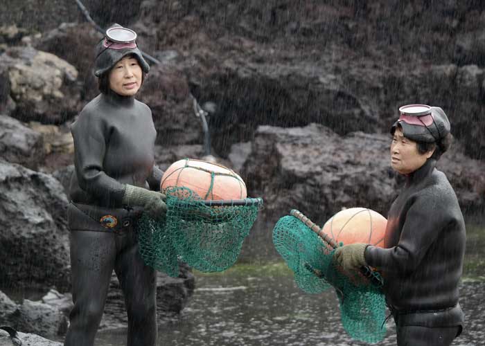 plongeuse-coquillage-femme-jeju-coree