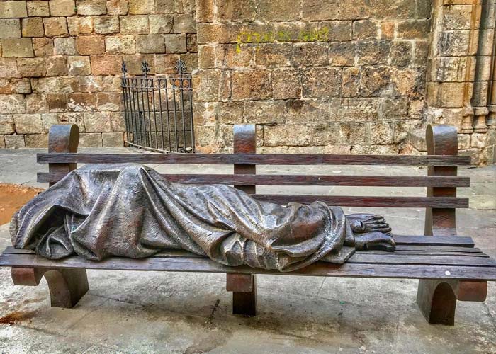 replique-sculpture-jesus-homeless-barcelone-monastere-santa-ana