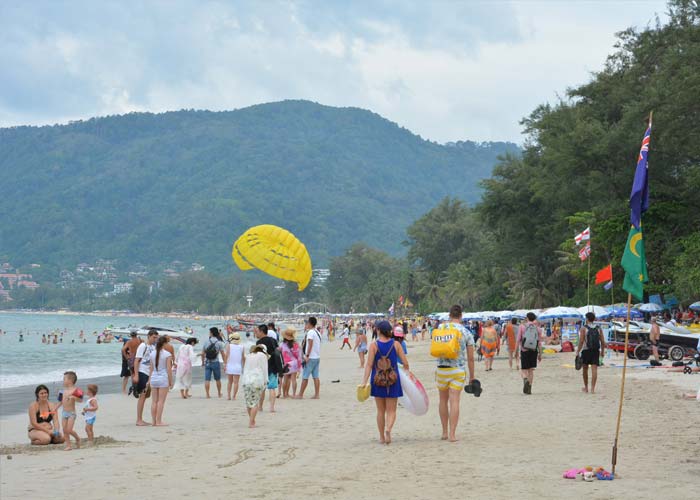 patong-beach-pleine-de-touriste